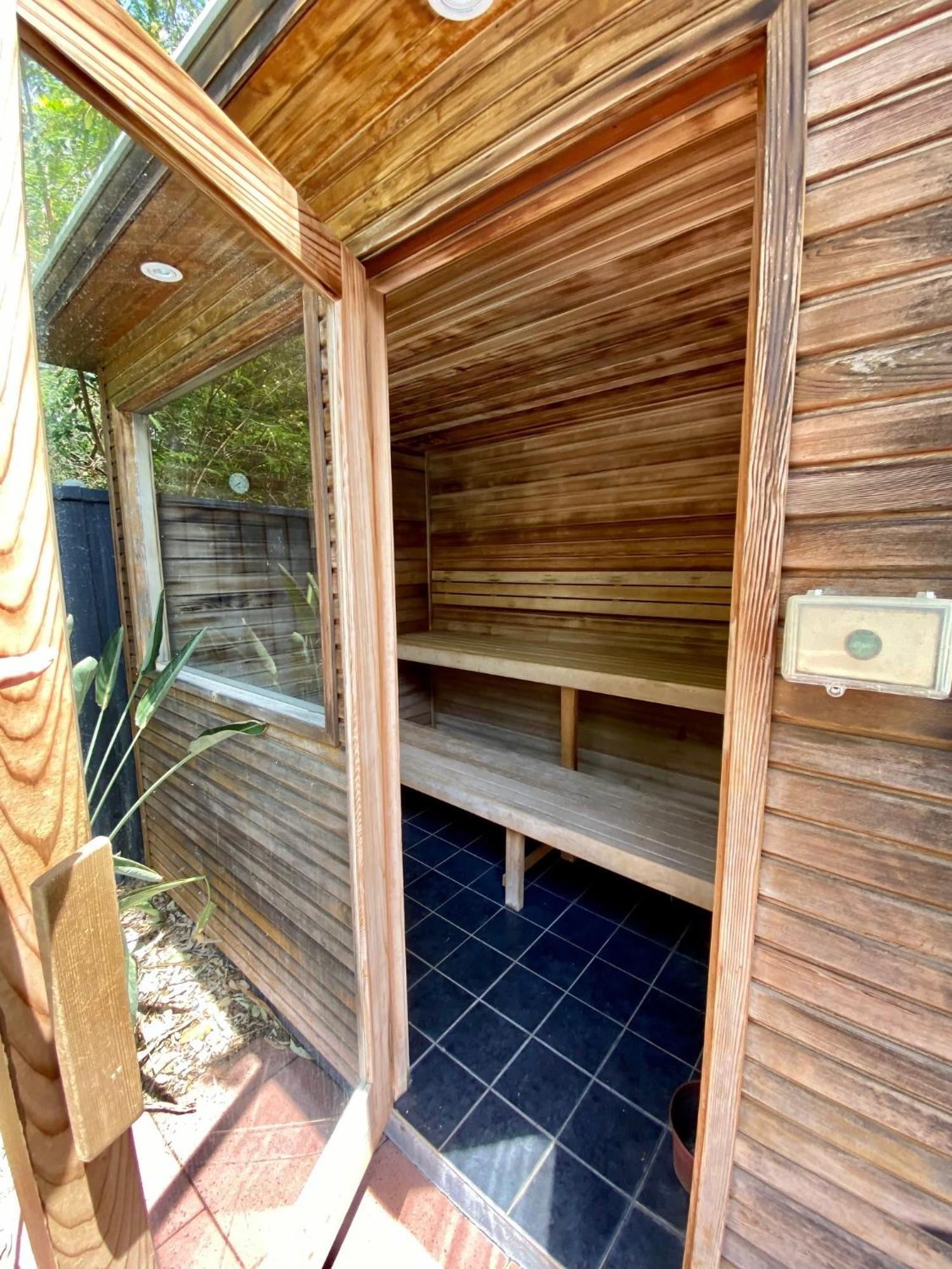 Quarterdecks Retreat Villa Urangan Exteriör bild