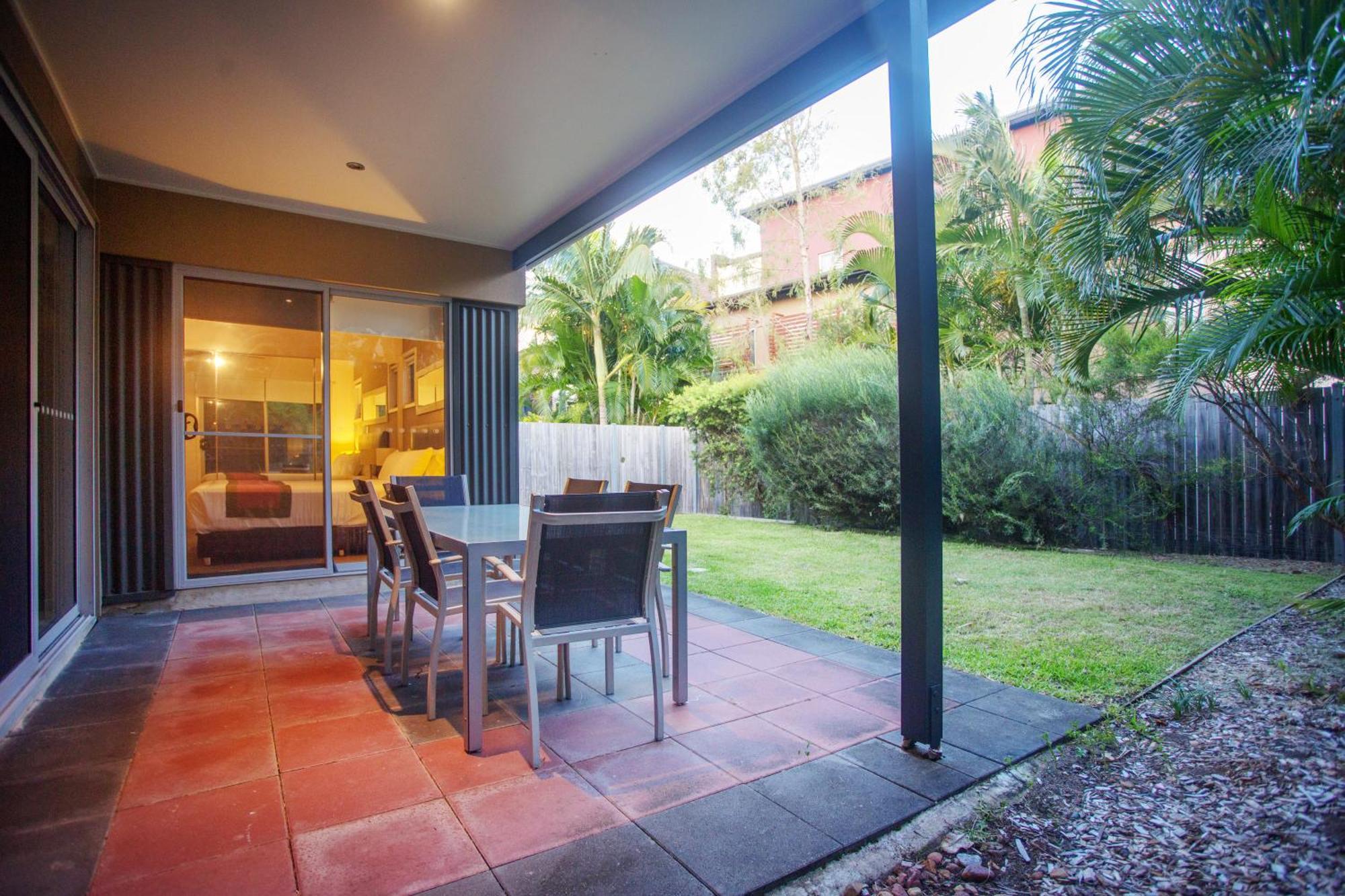 Quarterdecks Retreat Villa Urangan Rum bild