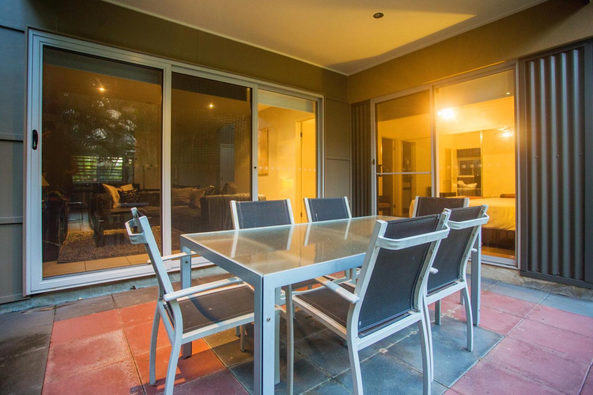 Quarterdecks Retreat Villa Urangan Rum bild