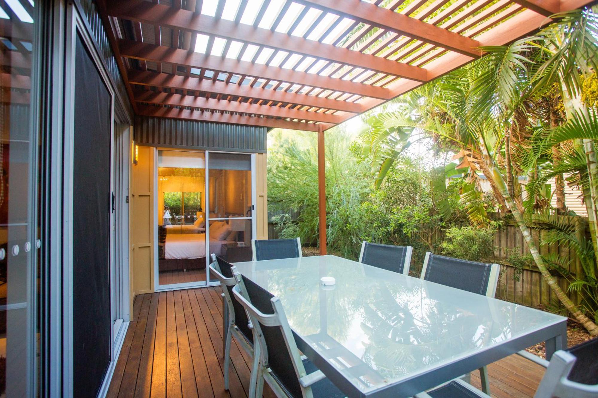 Quarterdecks Retreat Villa Urangan Rum bild