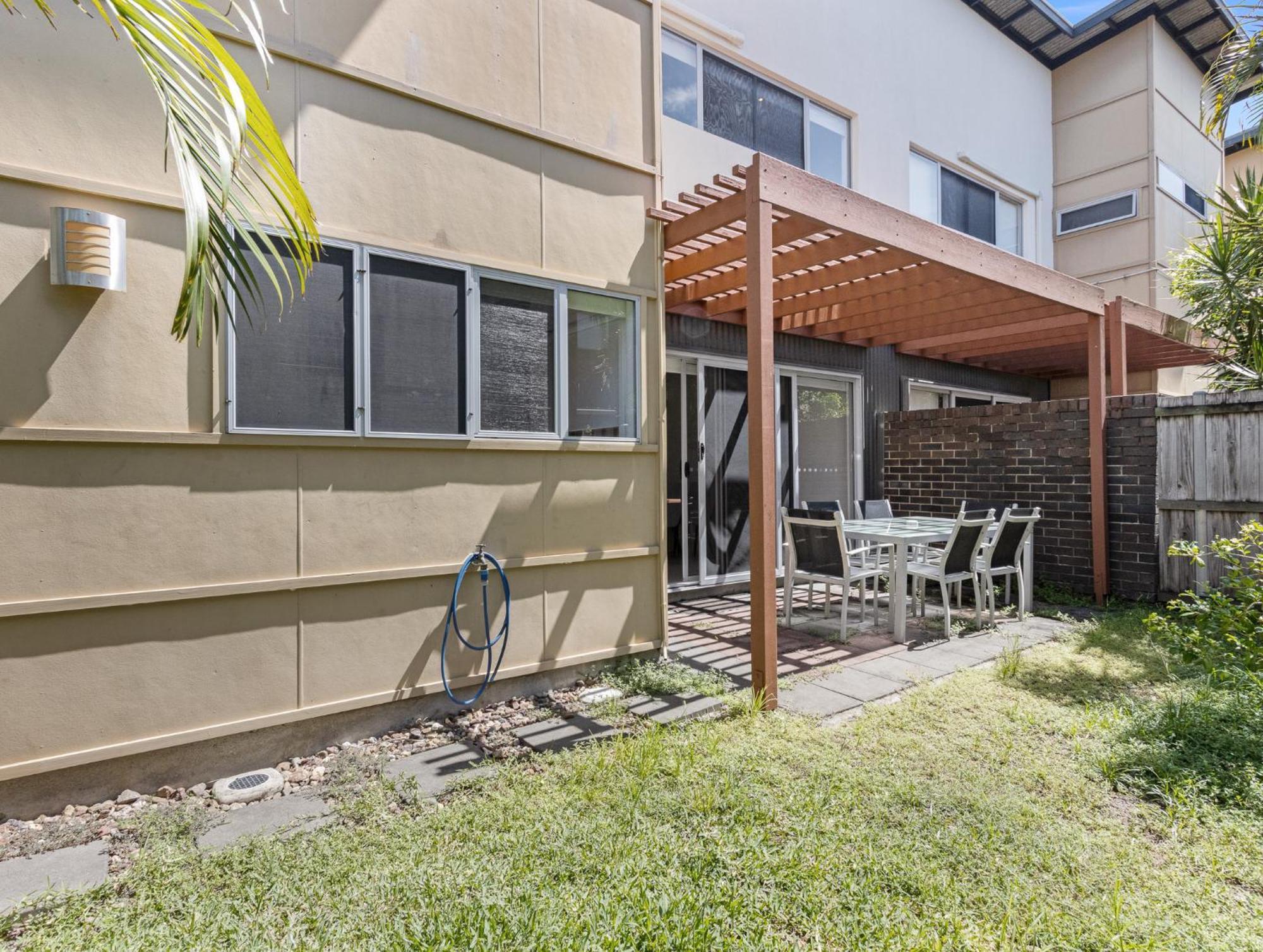Quarterdecks Retreat Villa Urangan Exteriör bild