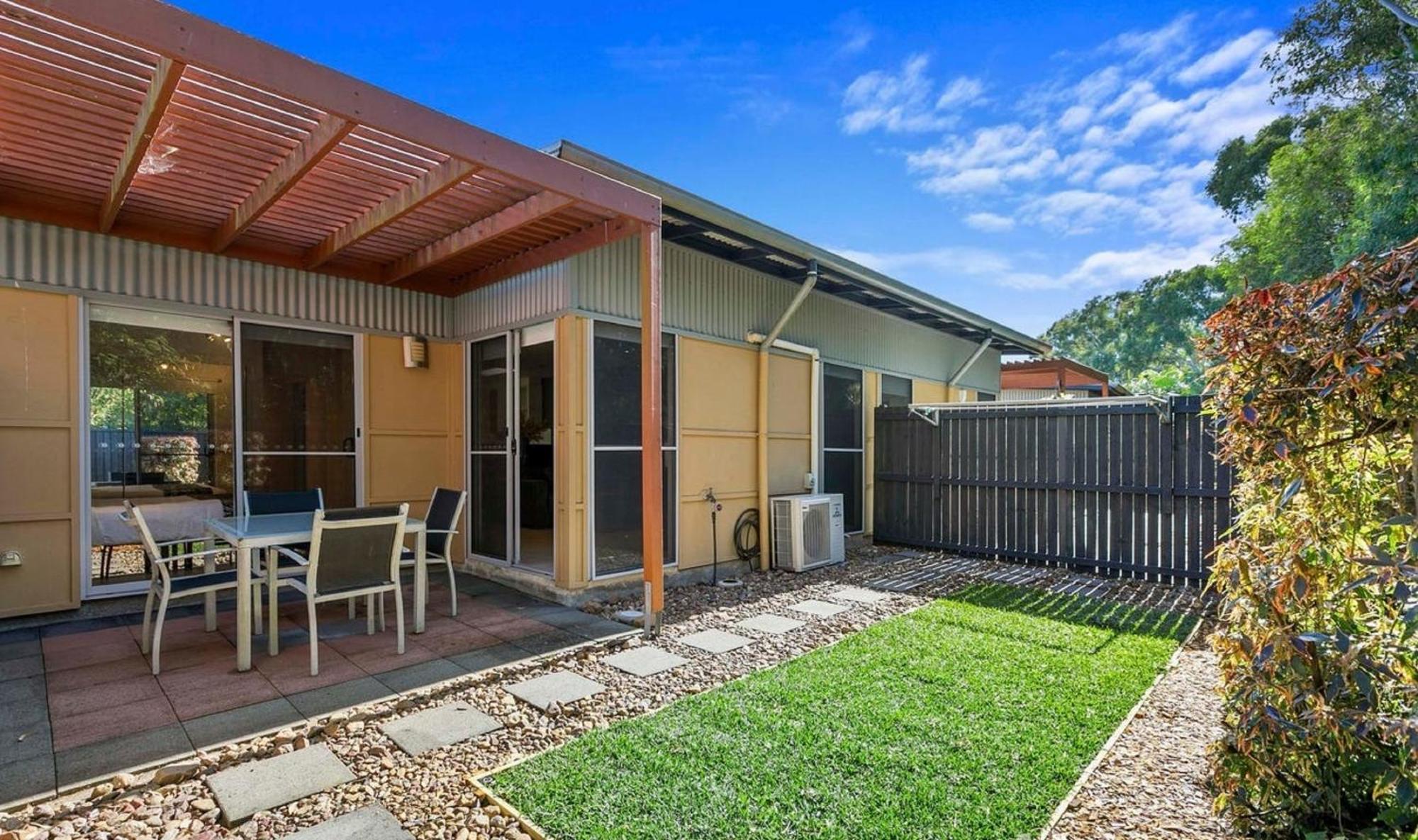 Quarterdecks Retreat Villa Urangan Exteriör bild